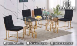 Meja Makan Minimalis Stainless Mewah Portofino Antik Elegan FS1181 hadir dengan kaki geometris besi hollow finishing emas dan pelapis kain bludru hitam yang elegan.