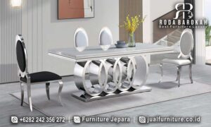Meja Makan Stainless Mewah Siena Desain Berdetail FS1145 hadir dengan kaki stainless steel melengkung dan kain bludru elegan, sempurna untuk decor modern minimalis.