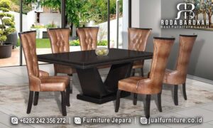 Model Meja Makan Jati Modern Modena Desain Berdetail FS1157, memiliki kaki berbentuk X dan pelapis kulit sintetis, sempurna untuk suasana elegan dan modern.
