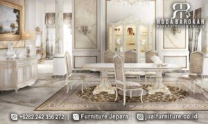 Model Meja Makan Mewah Klasik Ferrara Ukiran Detail FS1136, terbuat dari kayu jati dengan finishing cat duco gold, menambah kesan elegan dan mewah pada ruang makan Anda.