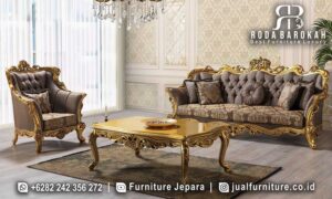 Model Sofa Tamu Mewah Jepara hadir dengan rangka kayu jati dan finishing Gold Leaf, menjadikan ruang tamu Anda berkelas dan nyaman dengan hiasan ukiran khas.