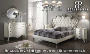 Model Tempat Tidur Mewah Klasik Tuscany Anti Jamur FS1143 dengan kayu jati finishing duco dan kain bludru elegan, sempurna untuk hunian bergaya klasik modern.