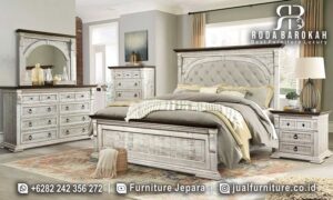 Model Tempat Tidur Rusty Mewah menghadirkan kesan prestisius dengan rangka kayu jati dan finishing elegan, dilengkapi laci praktis untuk penyimpanan.
