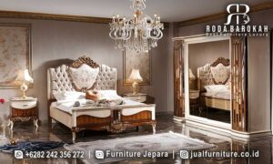 Model Terbaru Tempat Tidur Mewah Capri Desain Eksklusif FS1262 menawarkan elegansi klasik Eropa dengan rangka kayu jati finishing lacquer dan busa density untuk kenyamanan optimal.