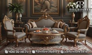 Rekomendasi Sofa Tamu Mewah Regale Tampilan Prestisius FS1128 hadir dengan rangka kayu jati, finishing emas, dan ornamen ukiran untuk nuansa elegan di ruang tamu Anda.