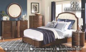 Set Kamar Tidur Jati Natural Brescia Ukiran Detail FS1156 hadir dengan material kayu jati dan finishing Holzfinish yang elegan, sempurna untuk gaya minimalis Anda.