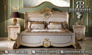 Set Kamar Tidur Mewah Jati dengan ukiran gold dan finishing elegan, menciptakan suasana klasik yang menawan untuk istirahat terbaik Anda.