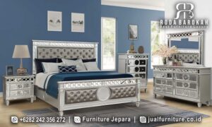 Set Kamar Tidur Minimalis Jepara dengan rangka besi hollow dan kain bludru elegan ini hadir dengan tufted headboard, cocok untuk gaya dekorasi modern minimalis Anda.