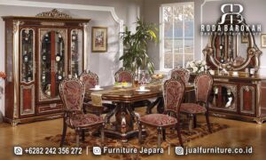 Set Meja Makan Jati Natural Brescia Ramah Lingkungan FS1195 hadir dengan desain klasik Eropa, dilengkapi kain bludru dan finishing emas yang menambah nuansa elegan.