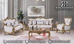 Set Sofa Ruang Tamu Mewah Klasik dengan rangka kayu jati dan finishing emas ini memadukan desain klasik Eropa dengan kenyamanan busa tebal untuk nuansa elegan.