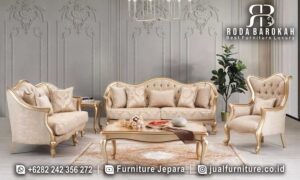 Set Sofa Tamu Klasik Mewah Brescia Pahatan Detail FS1223 hadir dengan rangka kayu jati dan finishing gold doff, sempurna untuk menambah nuansa elegan di ruang tamu Anda.