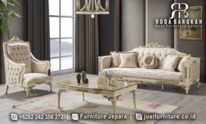 Set Sofa Tamu Klasik Mewah Granada Nyaman Digunakan FS1161 terbuat dari kayu jati dengan finishing lacquer dan ornamen ukiran yang elegan, sempurna untuk ruang tamu Anda.