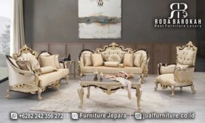 Set Sofa Tamu Mewah Jepara dengan rangka kayu jati dan finishing lac emas membawa nuansa klasik Eropa ke ruang tamu Anda yang elegan.