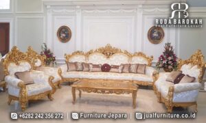 Set Sofa Tamu Mewah Klasik Maestro Desain Antik FS1235 terbuat dari kayu jati dengan finishing gold gilded, menambah nuansa elegan di ruang tamu Anda.