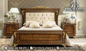 Set Tempat Tidur Jati Natural dengan gaya klasik dan mewah, dilengkapi pencahayaan LED dan kaki kayu berwarna emas, sempurna untuk hunian Anda.