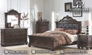 Set Tempat Tidur Jepara Jati menawarkan keanggunan klasik dengan rangka kayu jati dan headboard tufted, menjadikan tidur Anda lebih nyaman dan elegan.