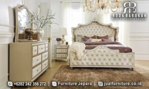 Set Tempat Tidur Mewah Klasik Palazzo Buatan Jepara FS1179 hadir dengan rangka kayu jati finishing duco dan busa jok high density yang menjamin kenyamanan dan keindahan elegan.