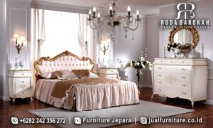 Set Tempat Tidur Mewah Klasik Ravenna Rangka Kokoh FS1142 hadir dengan kayu jati dan finishing gilded yang elegan, dilengkapi aksen ukiran emas dan kain satin.