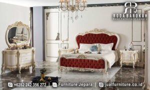 Set Tempat Tidur Mewah Klasik dengan kayu jati dan finishing gold, disertai busa jok density foam dan detail tufted, menghadirkan elegansi dalam setiap ruang tidur.