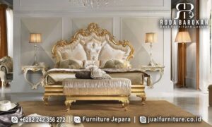 Set Tempat Tidur Mewah Klasik Villa Motif Klasik FS1131 terbuat dari kayu jati dengan ukiran emas dan sandaran kepala tinggi, sempurna untuk nuansa elegan di kamar Anda.