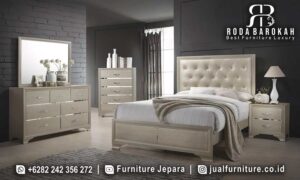 Set Tempat Tidur Mewah Modern Louis Bernuansa Klasik FS1189, terbuat dari kayu jati dengan finishing lacquer dan headboard tufted, hadirkan kemewahan elegan untuk kamar Anda.