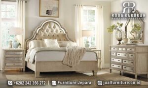 Set Tempat Tidur Mewah Positano Ukiran Ornamental FS1105 terbuat dari kayu jati dengan finishing gilded, menciptakan nuansa elegan dan klasik yang sempurna untuk tidur nyenyak.