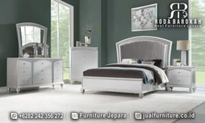 Set Tempat Tidur Minimalis Versailles Nuansa Elegan FS1213 terbuat dari kayu jati finishing doff dan dilengkapi lampu serta storage, sempurna untuk ruang tidur modern klasik Anda.