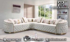 Sofa Mewah Letter L Ravenna Tahan Lama FS1139 hadir dengan rangka kayu jati dan kain bludru elegan, sempurna untuk ruang tamu modern Anda.