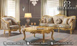 Sofa Ruang Tamu Gold Mewah Santorini Sambungan Kuat FS1163 menawarkan sentuhan klasik dengan rangka kayu jati dan finishing gold doff, sempurna untuk ruang tamu Anda.