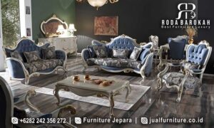 Sofa Ruang Tamu Jepara memberikan sentuhan elegan dengan material kayu jati dan finishing lukisan emas, cocok untuk ruang tamu bergaya klasik dan modern.