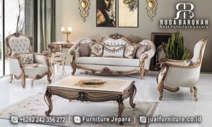 Sofa Sultan Mewah Klasik Cortile Awet Digunakan FS1270 terbuat dari kayu jati dengan ornamen ukiran elegan dan finishing gold doff, sempurna untuk ruang tamu Anda.