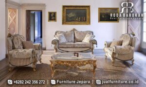 Sofa Tamu Mewah Klasik Napoleon Motif Elegan FS1125 terbuat dari kayu jati dengan finishing emas, desain klasik Eropa yang menambah nuansa mewah untuk ruang tamu Anda.