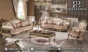Sofa Tamu Mewah Klasik Padova Kualitas Premium FS1257, dengan rangka kayu jati berfinishing emas dan busa berkualitas tinggi, sempurna untuk menambah nuansa mewah di ruang tamu Anda.