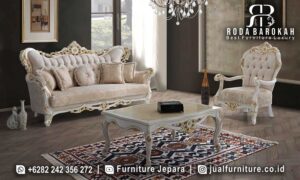 Sofa Tamu Mewah Klasik Sovrano Ukiran Artistik FS1174, hadir dengan kayu jati dukatu dan ornamen emas, sempurna untuk menambah elegansi ruang tamu Anda.