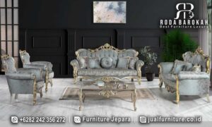 Sofa Tamu Mewah Klasik Villa Pengerjaan Detail FS1113 hadir dengan rangka kayu jati dan finishing emas yang elegan, sempurna untuk ruang tamu klasik modern Anda.