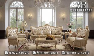 Sofa Tamu Mewah Modern Imperiale Sentuhan Elegan FS1197, terbuat dari kayu jati dengan finishing gold dan kain bludru, sempurna untuk ruang tamu bergaya klasik modern.