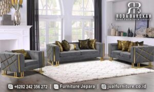 Sofa Tamu Stainless Mewah Maestro Nuansa Timeless FS1140 dengan sandaran tinggi dan jahitan emas, sempurna untuk menambah elegansi minimalis modern di ruang tamu Anda.