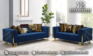 Sofa Tamu Stainless Mewah Montmartre Klasik Elegan FS1150 menghadirkan gaya modern minimalis dengan dudukan fabric velvet dan kaki besi hollow finishing gold yang elegan.