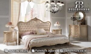Tempat Tidur Mewah Eropa Bruges Desain Berdetail FS1106 terbuat dari kayu jati dengan finishing gold dan busa high density, membawa nuansa elegan dan klasik ke dalam kamar Anda.