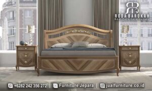 Tempat Tidur Mewah Jati Napoleon Kualitas Pengerjaan FS1129 hadir dengan rangka kayu jati dan finishing duco, menawarkan nuansa elegan dan motif ukiran yang unik.