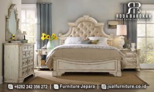 Tempat Tidur Mewah Vintage dengan kayu jati finishing cat putih distressed dan sandaran kepala tinggi, sempurna untuk nuansa elegan klasik modern di kamar Anda.