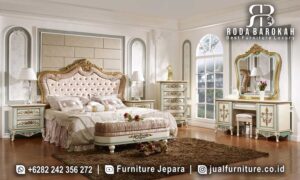 Desain Kamar Tidur Mewah Castello Kesan Elegan FS1372 menggabungkan kayu jati dengan ukiran emas, menawarkan nuansa elegan dan klasik Eropa yang sempurna untuk kamar tidur utama.