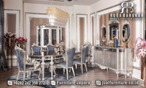 Desain Meja Makan Mewah Palermo Karya Jepara FS1434 dengan kaki meja berukir, busa density tinggi, dan kain bludru, sempurna untuk menambah nuansa elegan di ruang makan Anda.