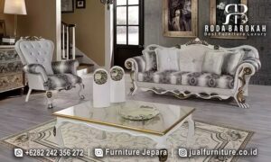 Desain Sofa Tamu Mewah dengan kaki metal finishing gold dan kaca tempered, ideal untuk dekorasi ruang tamu yang elegan dan bergaya klasik Eropa.