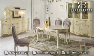 Desain Tempat Tidur Mewah Romanov Desain Eksklusif FS1328 hadir dengan kayu jati finishing lac yang elegan, menjadikan ruang tidur Anda semakin berkelas dan nyaman.