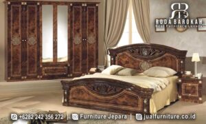 Dipan Mewah Jati Jepara Cordoba Craftsmanship Jepara FS1321 menghadirkan keanggunan klasik dengan ukiran halus dan kain bludru yang nyaman, sempurna untuk dekorasi elegan.