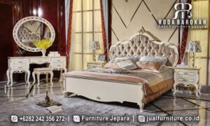 Dipan Tempat Tidur Mewah Florence Rangka Kokoh FS1360 hadir dengan kayu jati dan finishing cat duco gold, menawarkan keanggunan klasik modern untuk tidur dan rias.