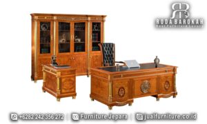 Furniture Kantor Jati Tuscany Detail Halus FS1398 menghadirkan meja kerja elegan dengan kaki berhias emas dan desain klasik, sempurna untuk ruang kerja eksekutif Anda.
