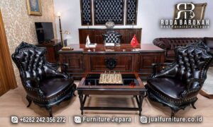Jual Meja Kantor Mewah dengan kaki kayu ukiran dan busa tebal, menjadikan ruang kerja Anda elegan dan nyaman, buatan Jepara yang berkualitas.
