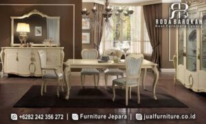 Jual Meja Makan Klasik Vicenza Sentuhan Antik FS1447, terbuat dari kayu jati dengan finishing doff dan kain bludru, menambahkan nuansa elegan ke rumah Anda.